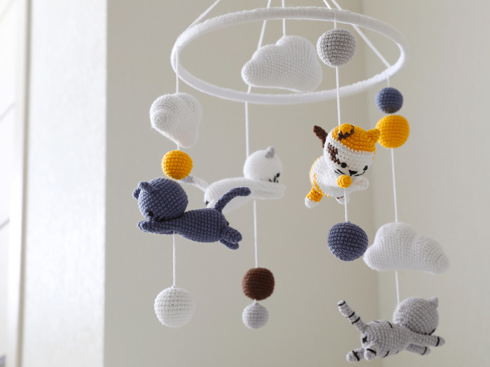 mobieltje boven babybedje