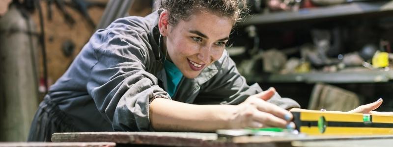 Zelfstandige moeder aan het werk